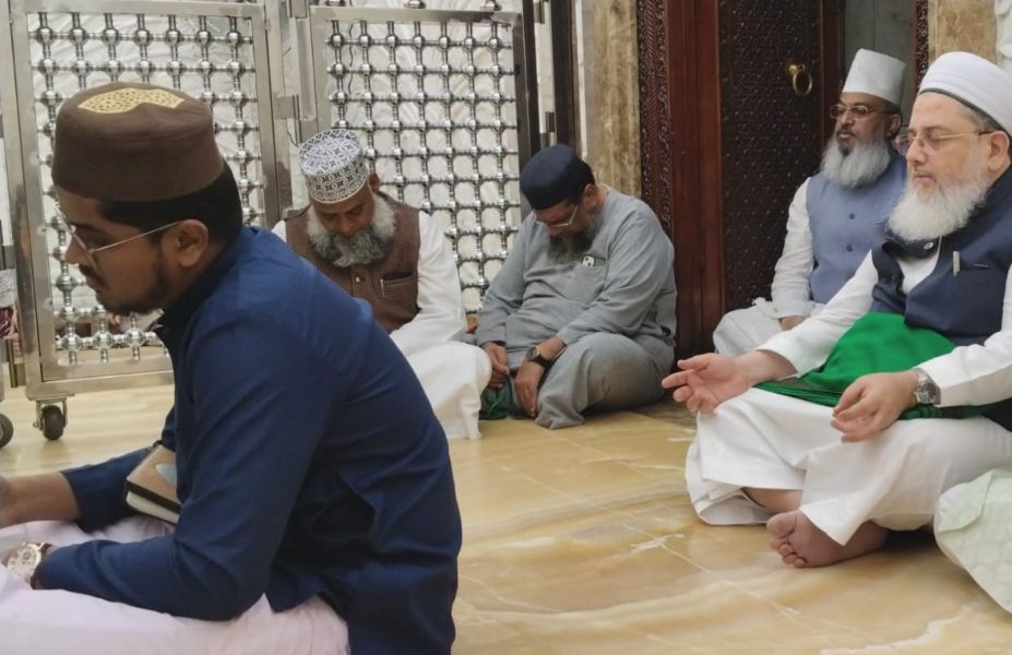 Sheikh Sayed Tanveer Hashmi at the Zarih of Ghous-e-Azam Sayed Abdul Qadri Jilani