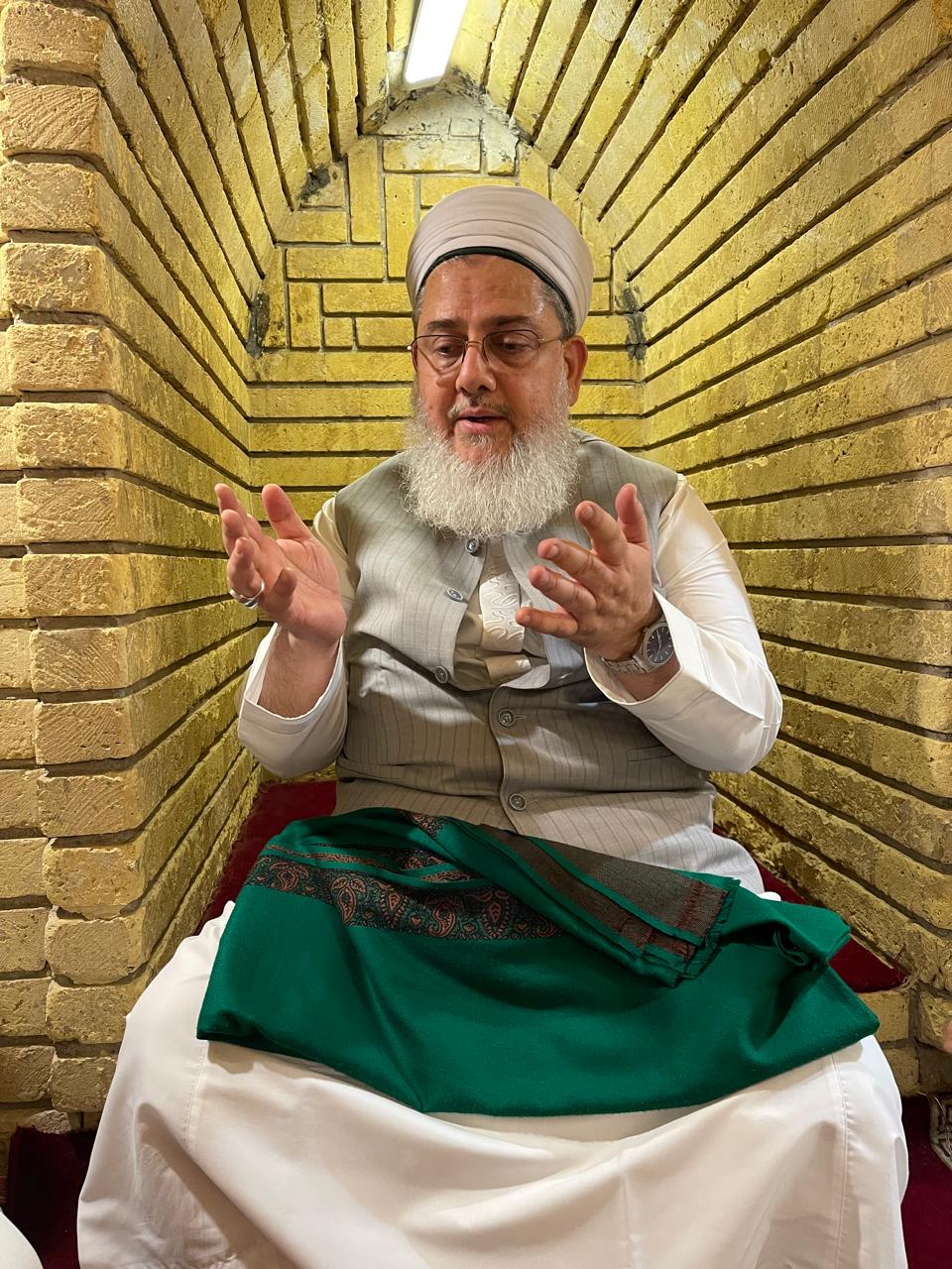Sheikh Tanveer Hashmi making dua at Maroof Karkhi Baghdad